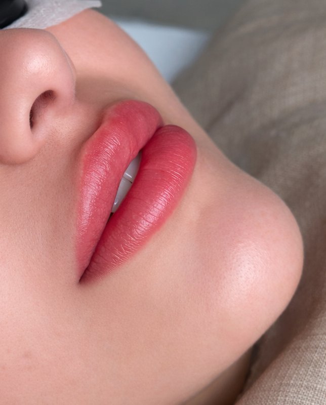 Lábios com B&Lips, cor e contorno naturais